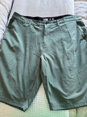 Salty Crew Men's Olive Green Flat-Front Stretch Shorts